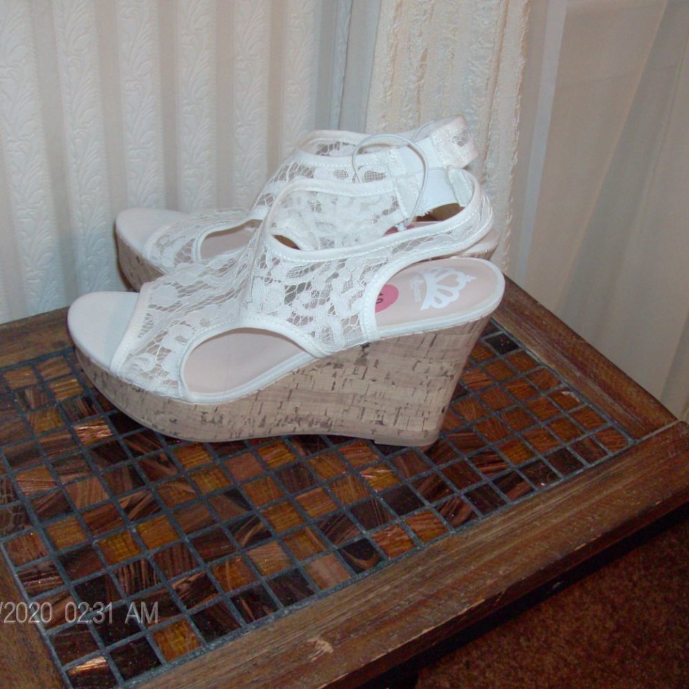 fergilicious white wedges- W S 3 - Picture 4 of 4